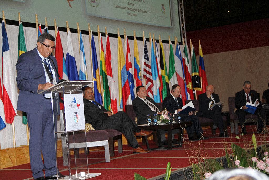 Rector de la UTP participa en panel sobre educación superior ...