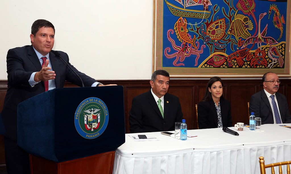 Rector de la UTP participa del Conversatorio del ITSE | Universidad ...