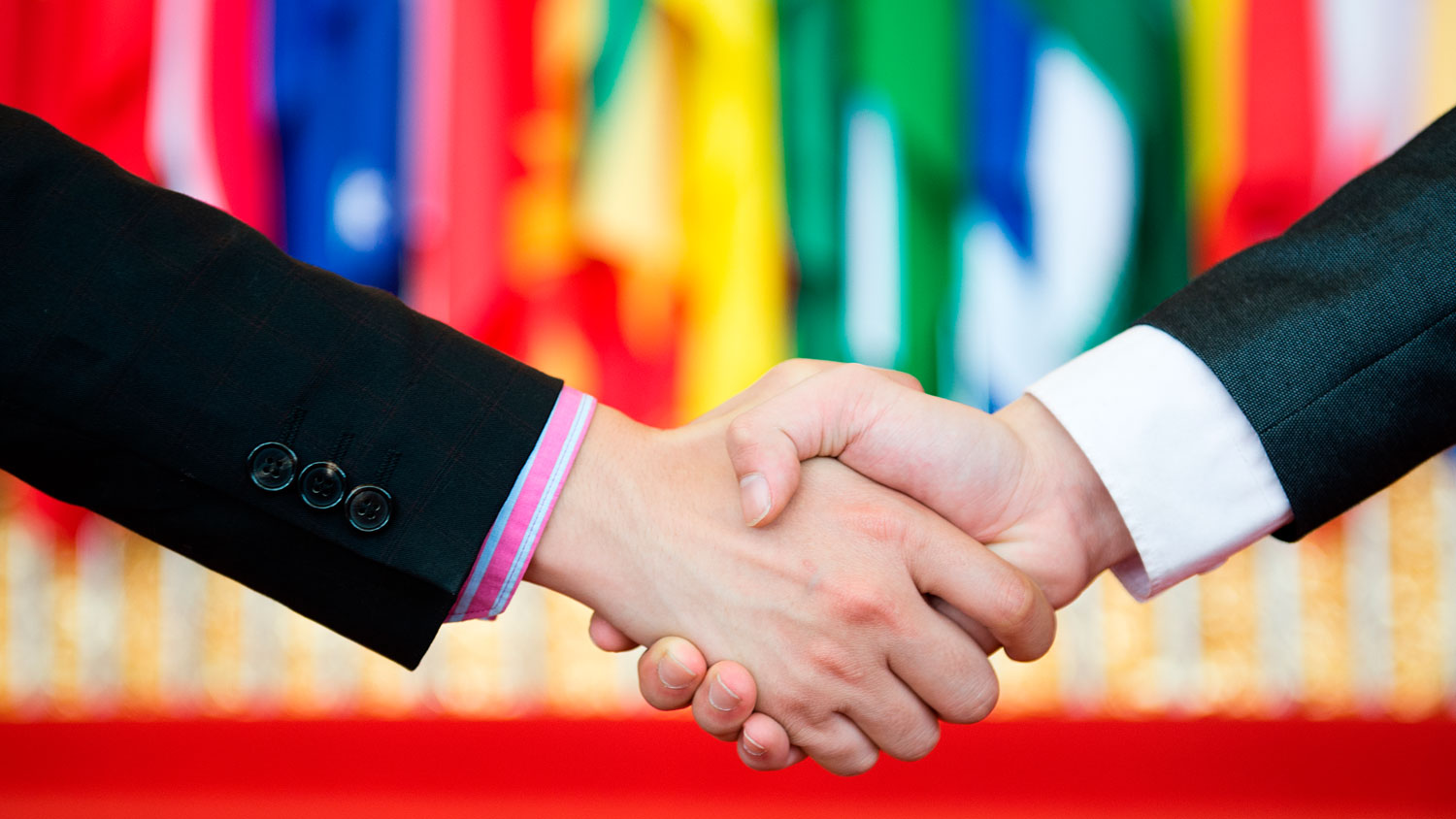 Продажа между странами. Международное сотрудничество. Переговоры между государствами. Ратификация и подписание. Международный деловой этикет.
