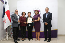 Entregan certificados de acreditación administrativa a funcionarios del Centro Regional de Coclé