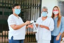 La Licda. Raquel Guevara e Ing. Yaneth Gutiérrez entregan a la Dra. Itza Camargo, máscaras faciales.