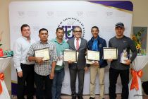 El Rector de la UTP junto a colaboradores que recibieron reconocimiento.