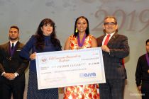 Ganadora del Concurso de Oratoria recibe cheque simbólico, acompañada del Rector de la UTP y Representante de Compañía patrocinadora.