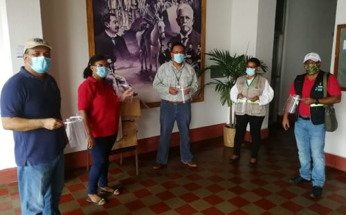 Entrega de las 50 viseras de protección facial a los estamentos de salud.