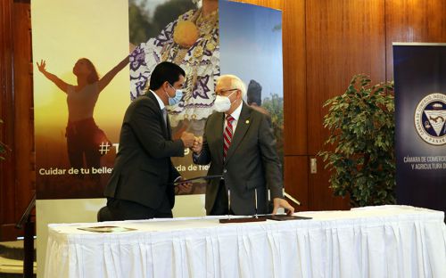 UTP y Cámara de Comercio, Industrias y Agricultura de Panamá firman Convenio.