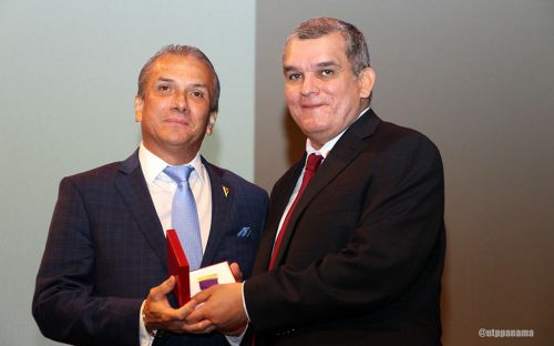 Decano de la FIM entrega medalla al Ingeniero del año. 