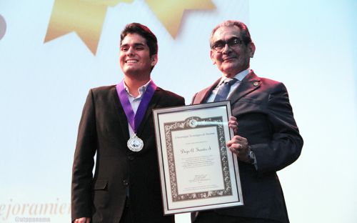 Rector de la UTP entrega Certificado a estudiante que obtuvo Medalla Rubén Darío.