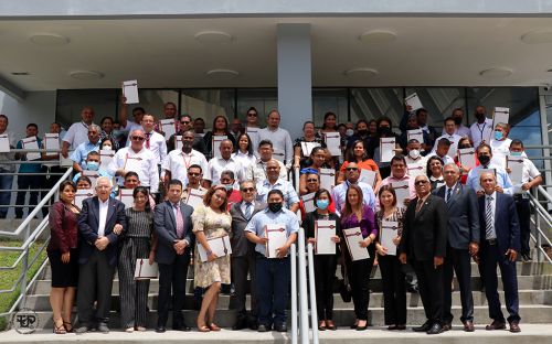 88 colaboradores de la Universidad Tecnológica de Panamá reciben certificados de Carrera Administrativa