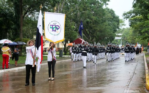 Estudiante del Capítulo de Honor encabezan el Desfile.
