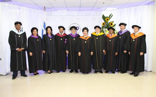 Autoridades de la UTP antes de la ceremonia de graduación.