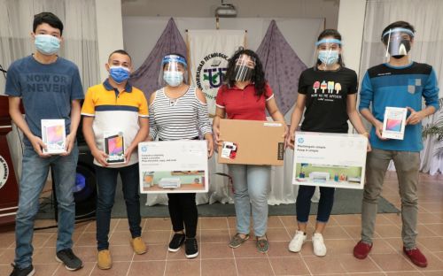 Estudiantes de la UTP Chiriquí reciben premios de la tómbola virtual.