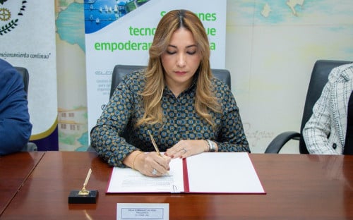 UTP y Elconix firman convenio