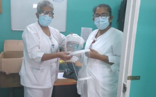 Personal de enfermería recibe donación de máscaras.