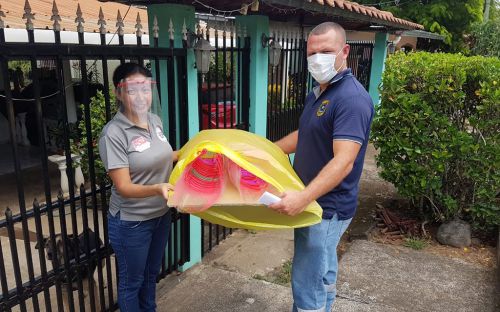 Dra. Victoria Serrano, entregando una donación de caretas.