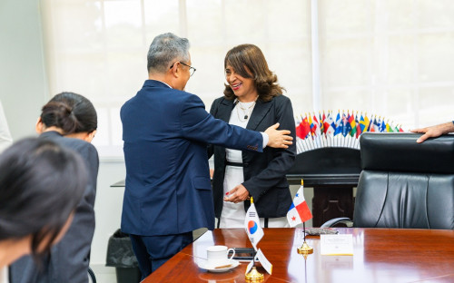UTP y la Embajada de Corea del Sur en Panamá exploran alianzas, posible cooperación en semiconductores e IA