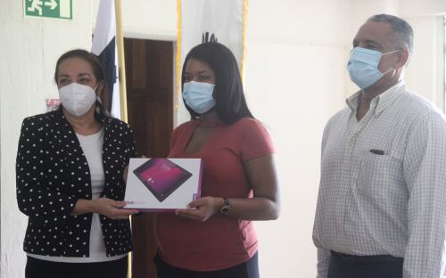 Ing. Vivian Valenzuela, Vicerrectora de Vida Universitaria de la UTP, entrega tablet a estudiante.