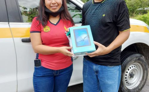 Colaborador de la UTP entrega una tablets, a estudiante de UTP Bocas del Toro.