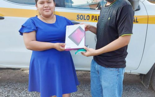 Estudiante de UTP Bocas del Toro recibe una tablets, de manos de un funcionario del Centro Regional, para acceder a sus clases virtuales en tiempos de pandemia.