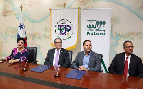 Directivos de Fundación Natura, junto a autoridades de la UTP.