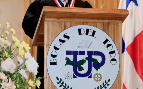 Ceremonia de Graduación en el Centro Regional de Bocas del Toro