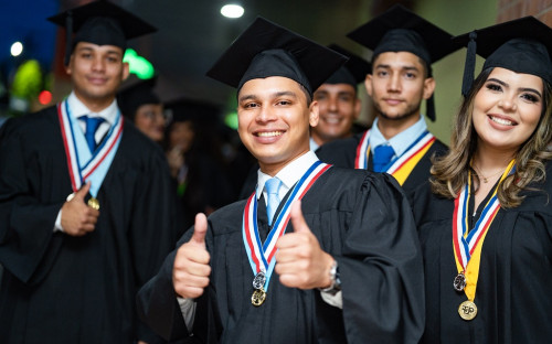 El Centro Regional de Azuero celebra su Ceremonia de Graduación, 88 graduandos participan del acto