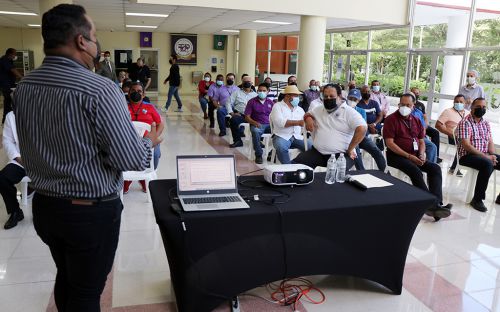 Colaboradores varones del campus Dr. Víctor Levi Sasso, participaron del evento.