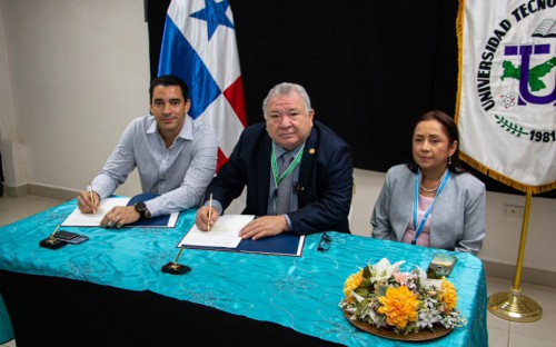 El Centro Regional de Chiriquí fue sede de la firma del convenio entre la UTP y Barú Agropark S. A.