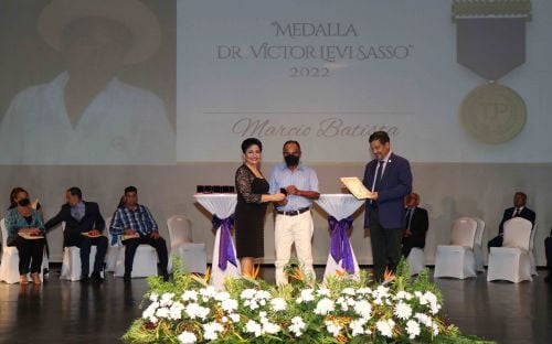 Colaboradores que recibieron Medalla Dr. Víctor Levi Sasso.