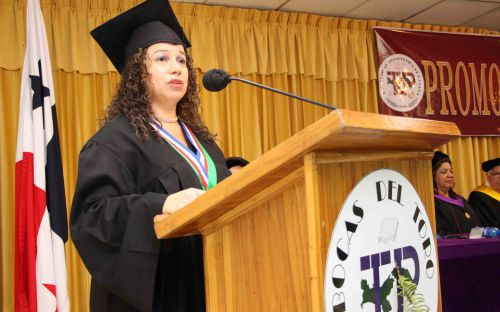 Ligia Vanessa Reyes Ortíz, Primer Puesto de Honor, se dirige al público.