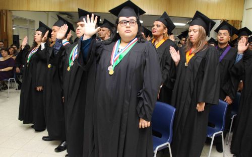 Todos los graduandos hacen el juramento.