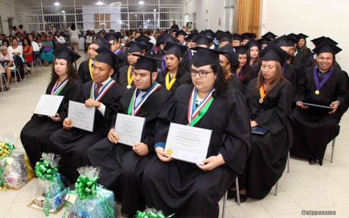 Los graduados, junto a sus Diplomas.