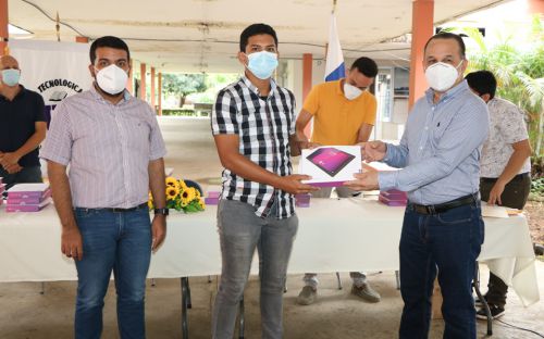 Licdo. Abdiel Saavedra, Director del Centro Regional de Chiriquí, entrega tablet.