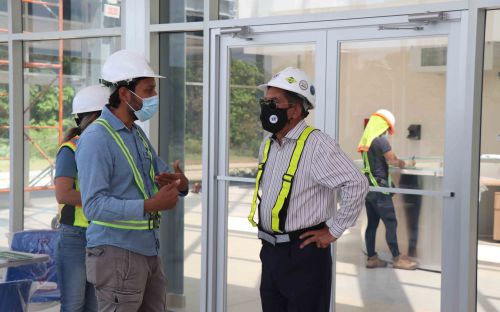 Vicerrector realiza visita técnica a nuevo Edificio de Laboratorio de Investigación.