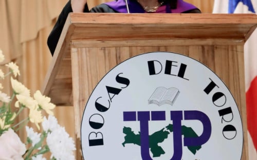 Ceremonia de Graduación en el Centro Regional de Bocas del Toro