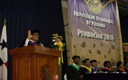 El Rector de la UTP hace el juramento a los graduandos.