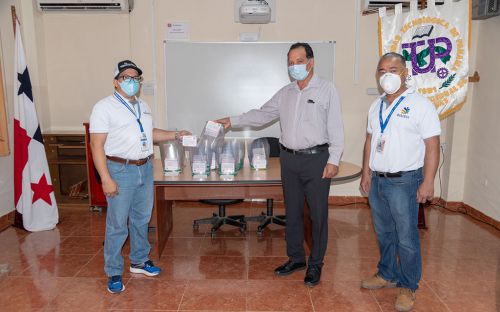 Director del Centro Regional de Veraguas entrega mascarillas a representante del MINSA Veraguas.