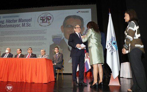 Rector de la UTP recibe condecoración por parte del Convenio Andrés Bello.