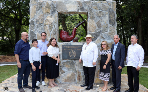 Se inaugura monumento en honor al Dr. Víctor Levi Sasso