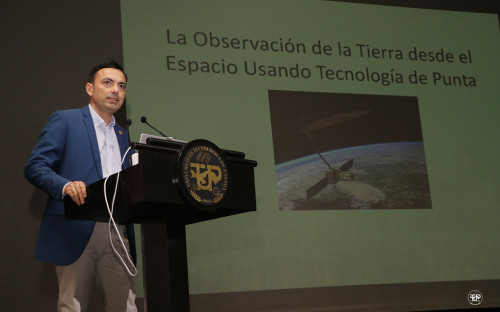 La Dra. Naiara Pinto de la NASA presenta avances en tecnología espacial, en la Universidad Tecnológica de Panamá
