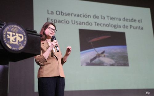 La Dra. Naiara Pinto de la NASA presenta avances en tecnología espacial, en la Universidad Tecnológica de Panamá