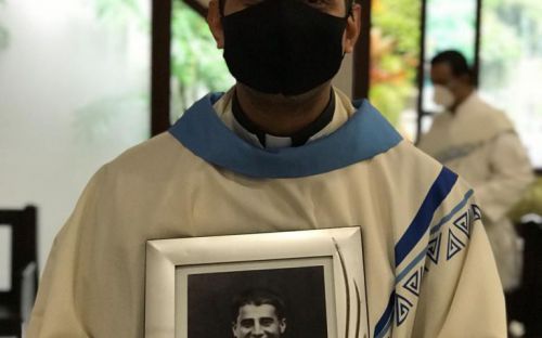 Padre Justo Rivas sostiene la imagen del Beato pier Giorgio Frassati.