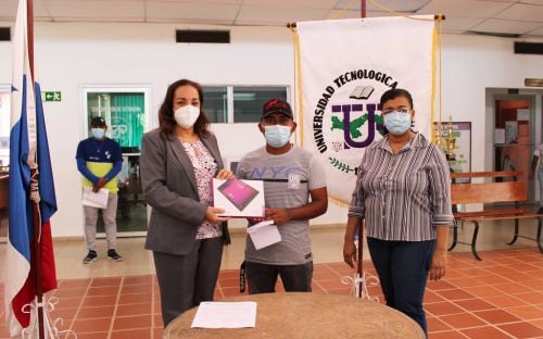 Ing. Vivian Valenzuela, Vicerrectora de Vida Universitaria de la UTP, entrega tablet a estudiante.