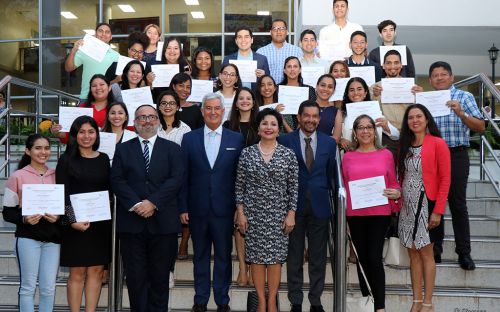 Graduados del Curso de Portugués junto a autoridades de la UTP y representantes de la Embajada de Portugal.