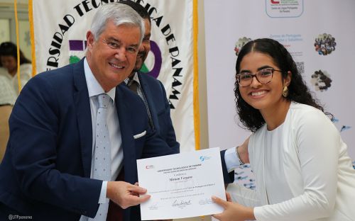 Graduada del curso recibe certificado de manos del Embajador de Portugal.