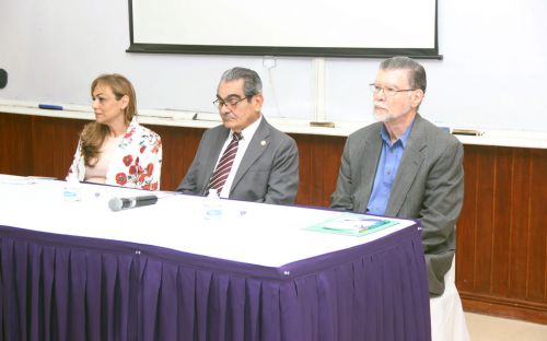 El Rector de la UTP, junto a la Directora de Extensión y el Prof. Enrique Jaramillo Levi.