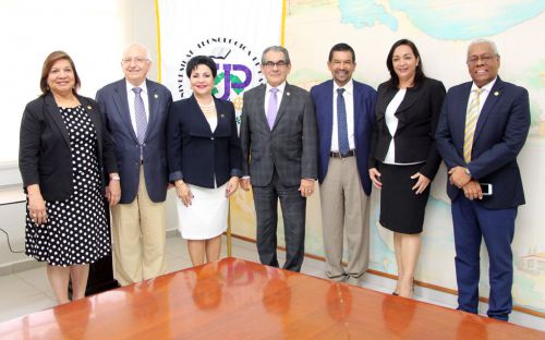 Foto oficial de los Vicerrectores, Coordinadora de Centros Regionales y el Secretario General.