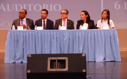 Autoridades de la Universidad junto a autoridades de la FIE, en la mesa principal.