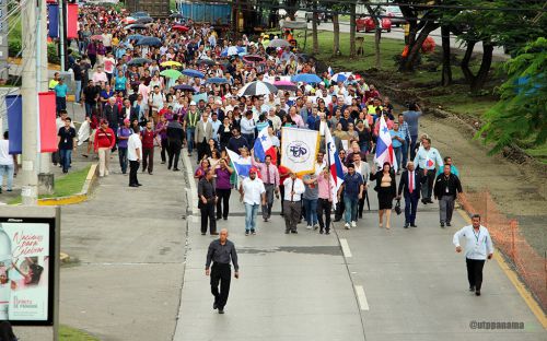 Estamentos de la UTP marchan por la Ave. Ricardo J. Alfaro.