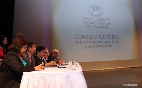 Miembros del Consejo Universitario, reunidos en el Auditorio de la UTP.