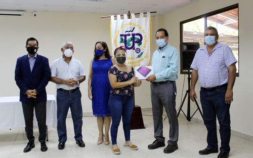 UTP entrega equipos a estudiantes en el Centro Regional de Veraguas.